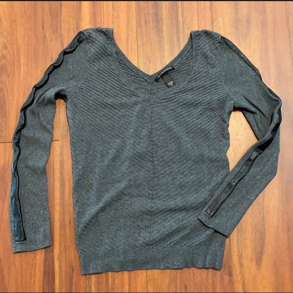 Victoria’s Secret light V-neck sweater in size Large - Picture 3 of 3